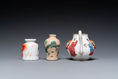 Six vases et une verseuse 'Wu Shuang Pu' en porcelaine de Chine, 19/20&egrave;me