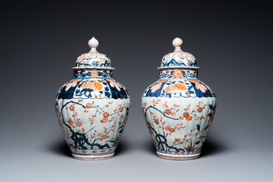 A pair of Japanese Imari vases and covers, Edo, 17/18th C.