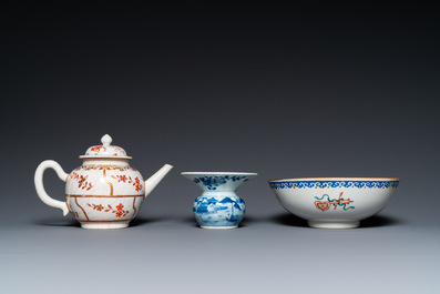 Trois plats, un bol, une th&eacute;i&egrave;re et un zhadou en porcelaine de Chine famille rose et en bleu et blanc,  18/19&egrave;me