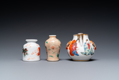 Six vases et une verseuse 'Wu Shuang Pu' en porcelaine de Chine, 19/20&egrave;me