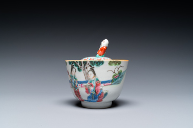 Tasse &agrave; figure centrale amovible en porcelaine de Chine famille rose, 19&egrave;me
