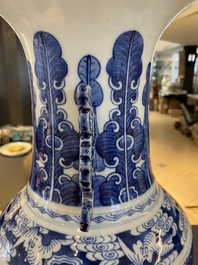 Paire de vases &agrave; d&eacute;cor des 'Sanxing' en porcelaine de Chine en bleu et blanc, Jiaqing