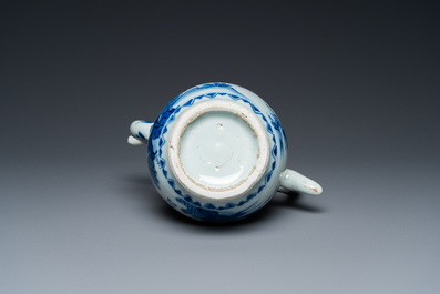 Verseuse en porcelaine de Chine en bleu et blanc &agrave; d&eacute;cor de figures dans un paysage, &eacute;poque Transition