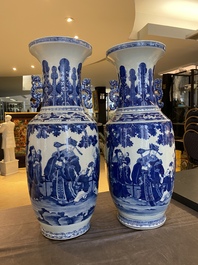 Een paar Chinese blauw-witte 'Sanxing' vazen, Jiaqing