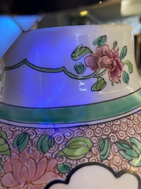 Une paire de plats en porcelaine de Chine en bleu et blanc et un vase de style famille rose par Samson, Qianlong et 19&egrave;me