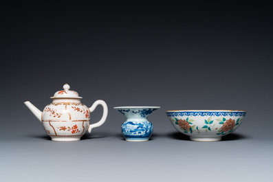 Trois plats, un bol, une th&eacute;i&egrave;re et un zhadou en porcelaine de Chine famille rose et en bleu et blanc,  18/19&egrave;me