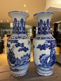 Een paar Chinese blauw-witte 'Sanxing' vazen, Jiaqing