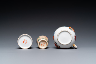 Six vases et une verseuse 'Wu Shuang Pu' en porcelaine de Chine, 19/20&egrave;me