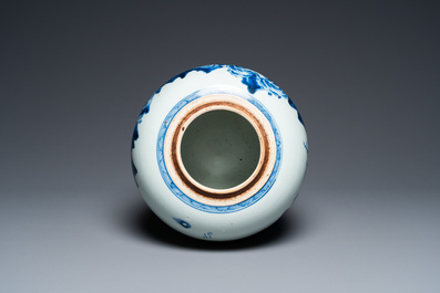Een Chinese blauw-witte pot met een bergachtig landschap, Kangxi/Qianlong