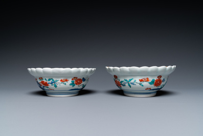 A pair of Japanese Kakiemon bowls with floral design, Edo, 17/18th C.