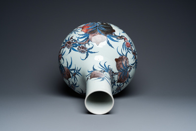 Vase de forme bouteille en porcelaine de Chine en bleu, blanc et rouge de cuivre, marque et &eacute;poque de Guangxu