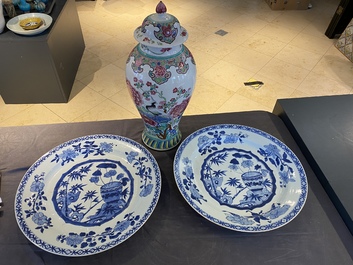 Une paire de plats en porcelaine de Chine en bleu et blanc et un vase de style famille rose par Samson, Qianlong et 19&egrave;me