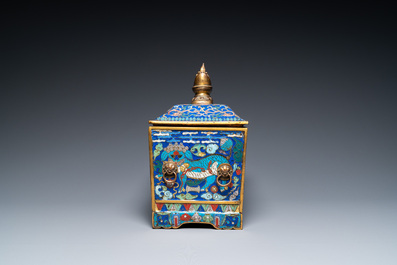 Een rechthoekige Chinese cloisonn&eacute; wierookbrander met deksel, Qing