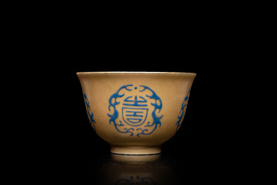 Een Chinese theekom met overglazuur blauw 'Shou' decor op vergulde fond, 18/19e eeuw