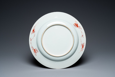 Un plat en porcelaine de Chine famille verte &agrave; d&eacute;cor de canards mandarins et des 'huit chevaux de Mu Wang', Kangxi