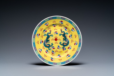 Een diverse collectie Chinees famille rose en qianjiang cai porselein, 19/20e eeuw