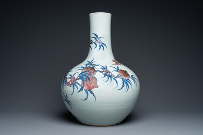 Vase de forme bouteille en porcelaine de Chine en bleu, blanc et rouge de cuivre, marque et &eacute;poque de Guangxu