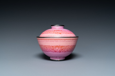 Bol couvert en porcelaine de Chine &agrave; fond rose, marque et &eacute;poque de Qianlong