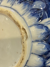 Een Chinese blauw-witte getorste theepot met deksel, Kangxi