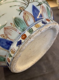 Vase de forme bouteille &agrave; t&ecirc;te d'ail en porcelaine de Chine wucai, marque et &eacute;poque de Wanli