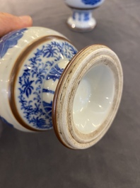 Paire d'aspersoirs en porcelaine de Chine en bleu et blanc &agrave; d&eacute;cor Baoxiang, Kangxi