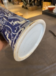 Paire de vases en porcelaine de Chine en bleu et blanc &agrave; d&eacute;cor de dragons, 19&egrave;me