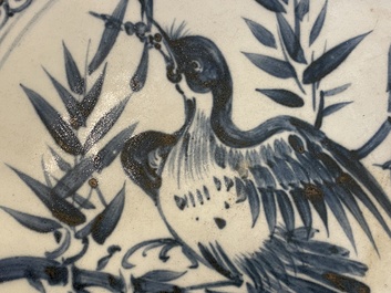 Plat en porcelaine de Vietnam ou Annam en bleu et blanc &agrave; d&eacute;cor d'un oiseau, 15/16&egrave;me