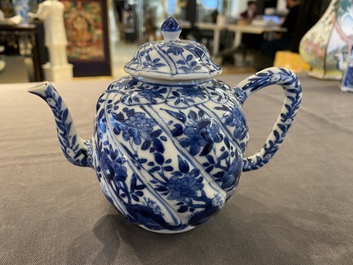 Een Chinese blauw-witte getorste theepot met deksel, Kangxi