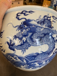 Jardini&egrave;re en porcelaine de Chine en bleu et blanc &agrave; d&eacute;cor de dragons et de carpes sur socle en bois, 19/20&egrave;me