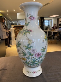 Een Chinese famille rose vaas met floraal decor, Qianlong merk, 19/20e eeuw