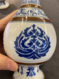 Een paar Chinese blauw-witte sprinkelaars met Baoxiang decor, Kangxi