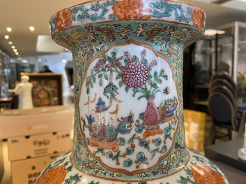 Un vase de forme rouleau en porcelaine de Chine famille rose de Canton et une paire de vases dite 'de Nankin', 19&egrave;me