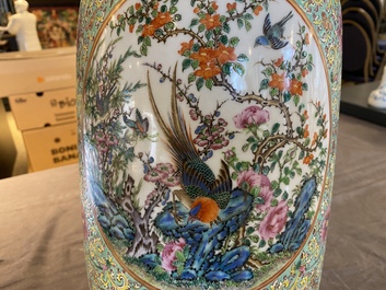 Un vase de forme rouleau en porcelaine de Chine famille rose de Canton et une paire de vases dite 'de Nankin', 19&egrave;me