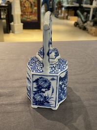 Th&eacute;i&egrave;re couverte en porcelaine de Chine en bleu et blanc, Kangxi