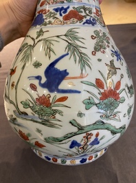 Vase de forme bouteille &agrave; t&ecirc;te d'ail en porcelaine de Chine wucai, marque et &eacute;poque de Wanli