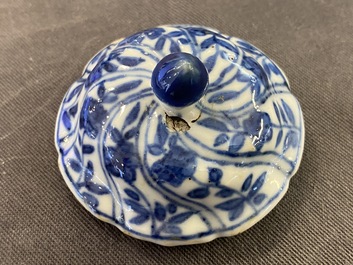 Een Chinese blauw-witte getorste theepot met deksel, Kangxi