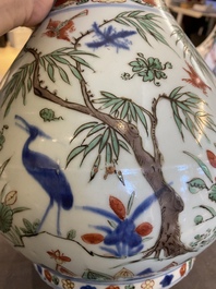 Vase de forme bouteille &agrave; t&ecirc;te d'ail en porcelaine de Chine wucai, marque et &eacute;poque de Wanli