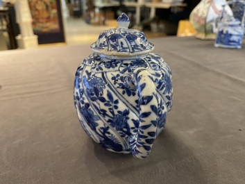 Een Chinese blauw-witte getorste theepot met deksel, Kangxi