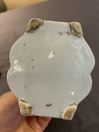 Een Chinese blauw-witte 'landschaps' theepot met deksel, Kangxi