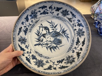 Plat en porcelaine de Vietnam ou Annam en bleu et blanc &agrave; d&eacute;cor d'un oiseau, 15/16&egrave;me