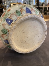 Vase de forme bouteille &agrave; t&ecirc;te d'ail en porcelaine de Chine wucai, marque et &eacute;poque de Wanli