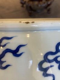 Jardini&egrave;re en porcelaine de Chine en bleu et blanc &agrave; d&eacute;cor de dragons et de carpes sur socle en bois, 19/20&egrave;me