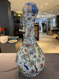 Vase de forme bouteille &agrave; t&ecirc;te d'ail en porcelaine de Chine wucai, marque et &eacute;poque de Wanli