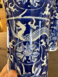 Een paar Chinese blauw-witte vazen met draken, 19e eeuw