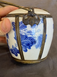 Pipe &agrave; eau en porcelaine de Chine 'Bleu de Hue' pour le Vietnam, marque Thọ 壽, 19&egrave;me