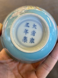 Een fijne Chinese famille rose kom met turquoise fondkleur, Yongzheng merk en mogelijk periode