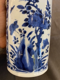 Vase de forme rouleau en porcelaine de Chine en bleu et blanc &agrave; d&eacute;cor d'antiquit&eacute;s, Kangxi