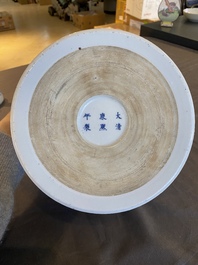 Pot &agrave; pinceaux en porcelaine de Chine en bleu et blanc, marque de Kangxi, 19/20&egrave;me