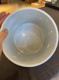 Pot &agrave; pinceaux en porcelaine de Chine en bleu et blanc, marque de Kangxi, 19/20&egrave;me