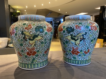 Paire de vases en porcelaine de Chine famille verte &agrave; d&eacute;cor de lions bouddhistes, 19&egrave;me